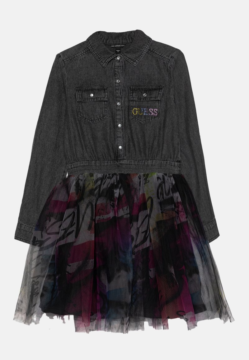 Robe en denim gris foncé avec un devant à boutons, deux poches sur la poitrine et une jupe en tulle résille noire ornée de motifs abstraits colorés.