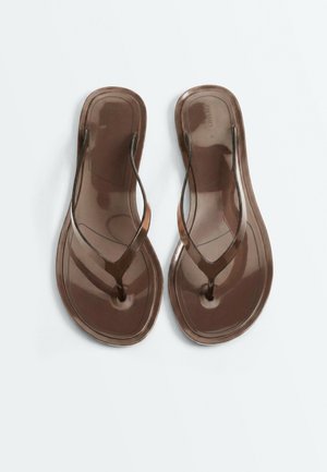 Paire de sandales tongs en plastique marron brillant avec une semelle lisse sur un fond clair, taille 36 visible à l'intérieur d'une sandale.