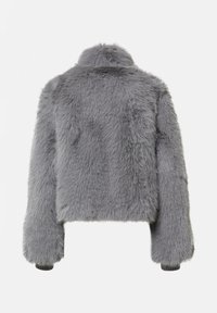 Szaro-szary, sztuczny futrzany krótki żakiet z wysokim kołnierzem, długimi rękawami i prążkowanymi mankietami, o miękkim, teksturowanym wykończeniu. Widok od tyłu.