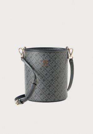 Sac seau noir et gris avec un motif géométrique embossé, bandoulière réglable avec des fermoirs dorés, et petit logo doré à l'avant.