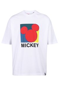 Bílý bavlněný tričko s barevným motivem hlavy Mickey Mouse v červené, žluté a modré barvě, s nápisem "MICKEY" tučným černým písmem.