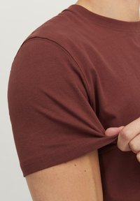 R.D.D. ROYAL DENIM DIVISION RDD DAN - Lihtne T-särk - fired brick