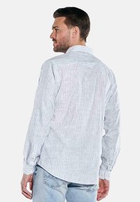 Helles graues gestreiftes Langarmhemd aus strukturiertem Stoff. Verfügt über einen Button-down-Kragen, verstellbare Manschetten und ein Yoke-Detail im Rücken.