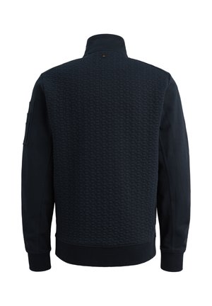 Jakna tamnoplave boje s teksturiranim prošivenim stražnjim panelom, visokim ovratnikom, dugim rukavima i malim džepom na lijevoj ruci.