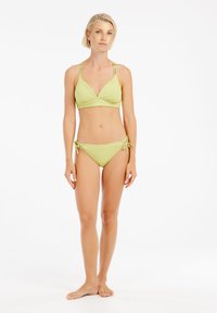 Svetlozelené rebrované bikiny s trojuholníkovým topom a nastaviteľnými spodkami na viazanie na bokoch, s tenkými ramienkami a hladkou, jemnou textúrou.