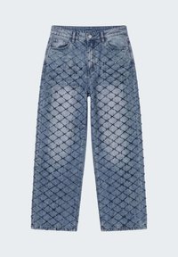 Jean en denim bleu à taille haute, jambes droites, avec un motif matelassé en forme de losange noir sur tout le tissu.