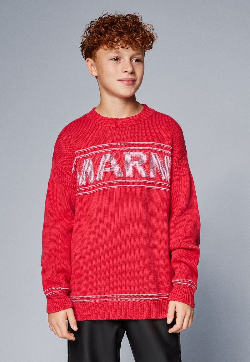 Röd stickad tröja med en djärv "MARN"-tryck över bröstet, ribbad krage och muddar, med vit accentstickning och en avslappnad passform.