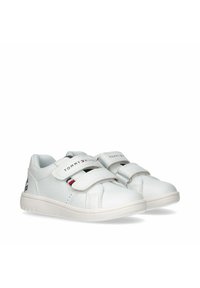 Sneakers bianchi per bambini con una tomaia in sintetico liscio, due cinghie in velcro e dettagli del logo discreti. Suola in gomma con battistrada testurizzato.