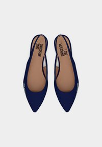 Σκούρα μπλε μπαλαρίνες με αιχμηρή μύτη και λουράκι στο πίσω μέρος, με ταμπά εσωτερική σόλα και εκτύπωση "Love Moschino" στο εσωτερικό και στα πλάγια.