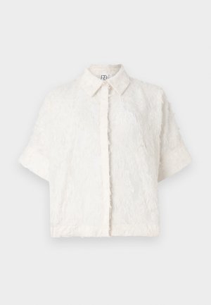 Hvid kortærmet skjorte med knapper og en struktureret overflade, der har krave og en lige skæring, lavet af et blødt, fuzzy materiale.