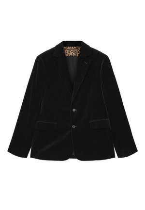 Blazer de terciopelo negro con una textura suave, solapas con muesca, dos bolsillos frontales y un forro de leopardo. Cierre de dos botones.
