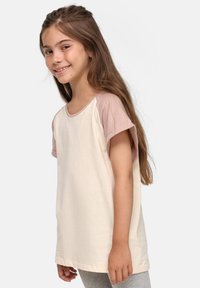 Kortermet T-skjorte med en kremet beige kropp og myke rosa ermer, laget av lett stoff med en avslappet passform.