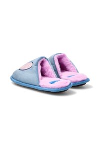 Zapatillas de felpa azules y rosas con un diseño abierto en la parte trasera, fabricadas en un tejido suave, con forma redondeada y un acento circular en la sección superior.