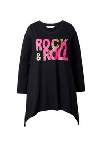 T-shirt noir à manches longues avec un ourlet courbé, présentant le graphique "ROCK & ROLL" avec des accents en rose et imprimé léopard. Tissu en coton.