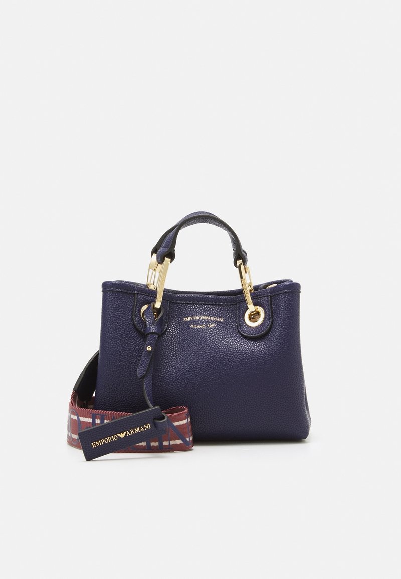 Borsa a mano in pelle blu navy con finitura testurizzata, dettagli in metallo dorato, manici superiori e tracolla regolabile con motivo a scacchi.