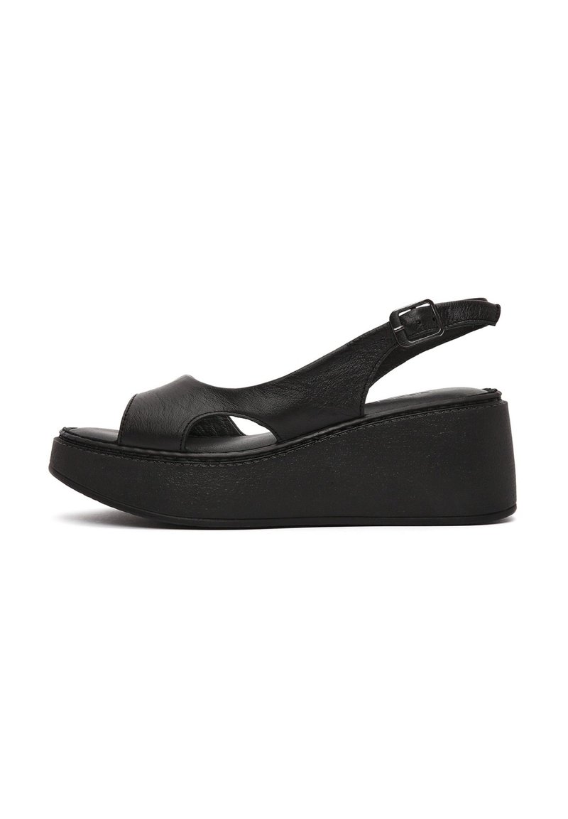 Sandali wedge in pelle nera con design a punta aperta, strap regolabile e suola texturizzata con una piattaforma alta per un'altezza extra.