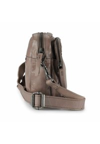 Borsa in pelle grigia con due scomparti con zip, tracolla regolabile e dettagli in metallo argentato. La superficie presenta una finitura liscia e strutturata.