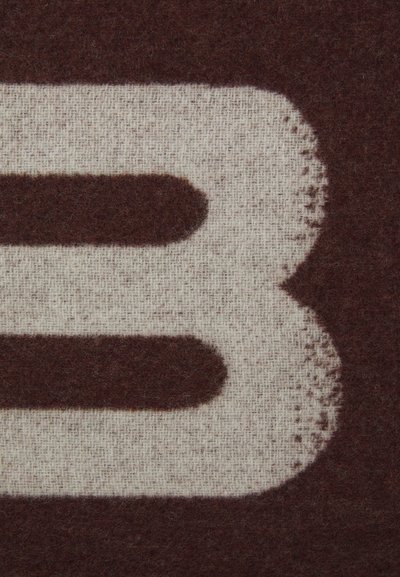 Braun- und cremefarbenes Textil mit einer großen, strukturierten Zahl "8" in einem kühnen, schlichten Design. Der Stoff hat eine weiche, filzähnliche Textur.