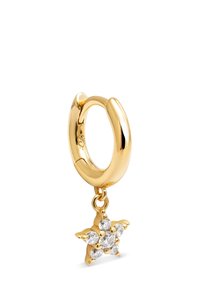 Pendiente de aro de oro con un charm en forma de estrella adornado con piedras preciosas transparentes. El diseño es suave con un acabado brillante, mostrando detalles delicados.