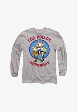 Graues Langarm-T-Shirt mit einem bunten Grafikdesign von zwei Cartoon-Hühnern, umgeben von dem Text "LOS POLLOS HERMANOS" in einem roten und blauen kreisförmigen Hintergrund.