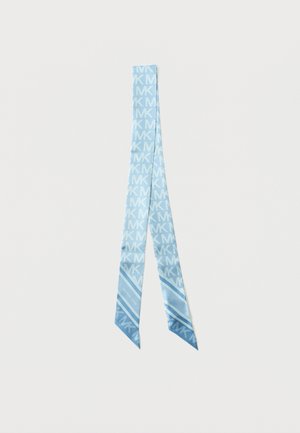 Světlounce modrý designérský šátek s opakujícím se vzorem bílého loga "MK" a proužkovanými konci, zobrazený na bílem pozadí.