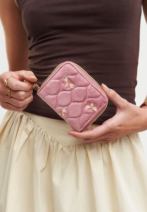 FABLE ENGLAND, PINK ROSE QUILTED PURSE SMALL - Geldbörse - pink