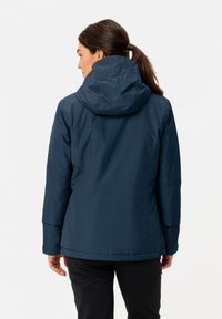 Marineblaue wasserdichte Jacke mit Kapuze, langen Ärmeln und lockerer Passform, entworfen aus glattem Material und im minimalistischen Stil.