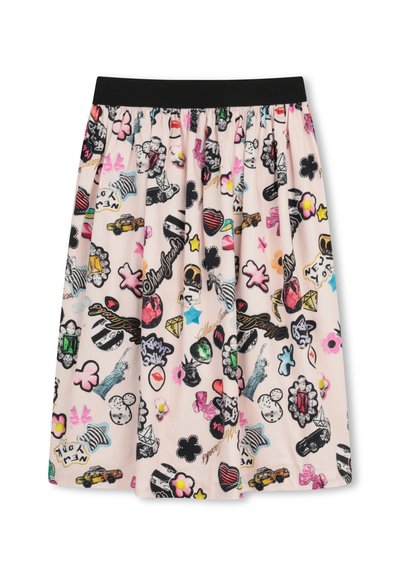 Jupe plissée avec ceinture noire, tissu rose clair recouvert de griffonnages colorés comprenant des étoiles, des cœurs, des voitures, des fleurs et des patches de texte.