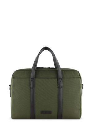 Sac en tissu vert olive avec des accents en cuir noir, de forme rectangulaire, avec des poignées supérieures et une fermeture éclair. Présente un matériau texturé.