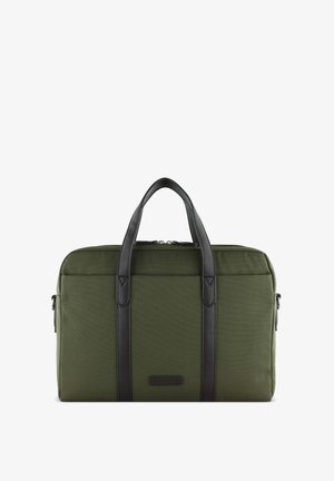 Olijfgroene stoffen tas met zwarte leren accenten, rechthoekige vorm, handgrepen bovenaan en een ritssluiting. Heeft een gestructureerd materiaal.