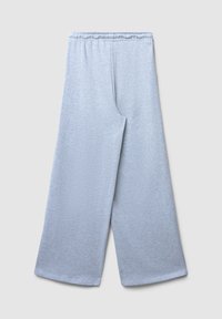 Pantaloni larghi grigi chiari con vita elastica, realizzati in tessuto morbido e liscio. Presentano una linea dritta e orli rifiniti.