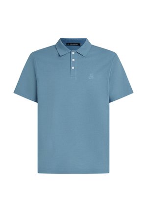 Polo en tissu bleu clair avec manches courtes, patte de boutonnage à deux boutons et logo brodé sur la poitrine. Texture lisse, coupe classique.