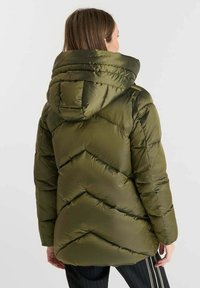 Pufferjack in olijfgroen, met capuchon, chevron-quilt ontwerp en een gladde, glanzende textuur. Lange mouwen en een licht gebogen zoom.