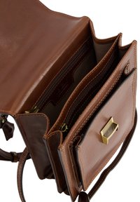 Brun læder skuldertaske med gyldent hardware, der har flere rum, lynlåse og en struktureret overflade. Kompakt og struktureret design.