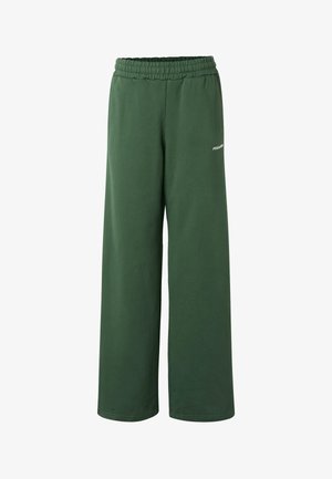 Pantalon de survêtement vert foncé à jambes larges avec taille élastique et petit logo blanc sur la cuisse droite, présenté sur fond blanc.