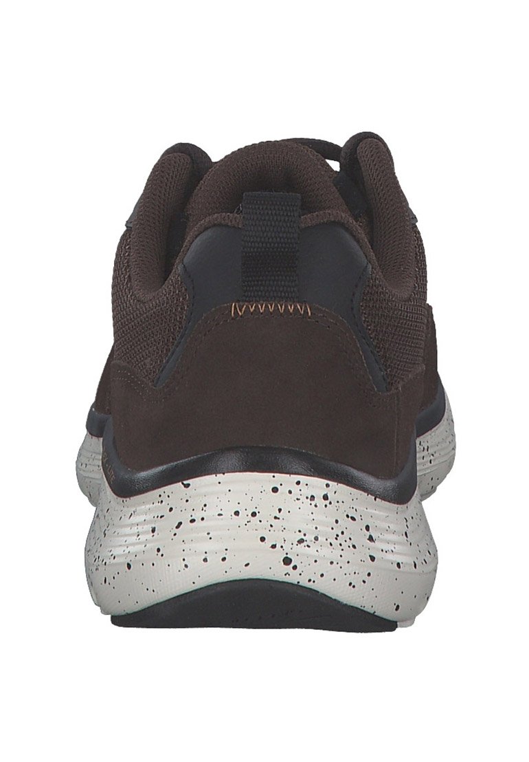 Zapatillas deportivas marrones con un upper texturizado y una mediasuela blanca moteada, que cuentan con un tirador y un collar acolchado para mayor comodidad.