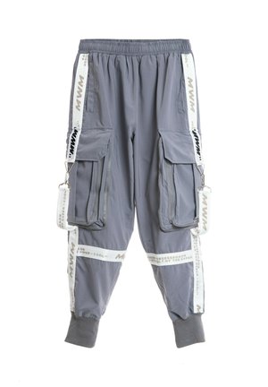 Pantalones cargo grises con puños elásticos, múltiples bolsillos con cremallera y solapa, y tiras decorativas blancas con texto a lo largo de los laterales y las piernas.