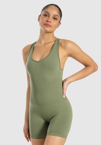 Bodysuit de canalé verde oliva con escote redondeado y pantalones cortos ajustados. Hecho de tela suave, cuenta con tirantes anchos y un diseño sin costuras.