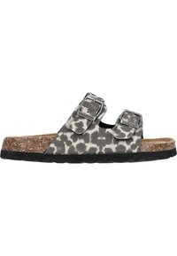 Grå sandals med leopardmönster, två justerbara silverspännen, kork fotbädd och strukturerad svart gummisula. Platt sula design.