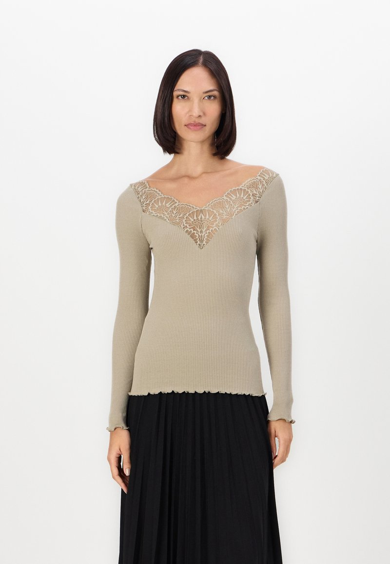 Hladký dlhý rukáv top v taupe farbe so širokým V-výstrihom a zložitými krajkovými detailmi. Zúžený lem a priliehavý strih pre elegantný vzhľad.