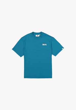 Turquoise katoenen T-shirt met korte mouwen, een ronde hals en "DAYS" in het wit gedrukt aan de linkerkant. Standaard pasvorm, gladde textuur.