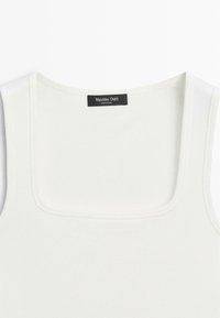 Top bianco a coste con scollo quadrato, spalline larghe e etichetta nera Massimo Dutti sul colletto.