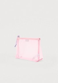 Διάφανο ροζ δίχτυ με φερμουάρ και μοβ τράβηγμα. Διαθέτει ορθογώνιο σχήμα και μαλακή υφή.