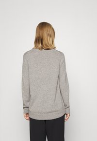 Davida Cashmere STRAIGHT O NECK SWEATER - Camisola - light grey