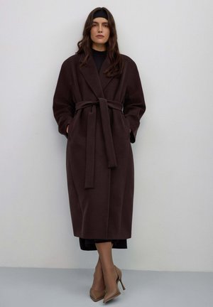 - Klasyczny płaszcz