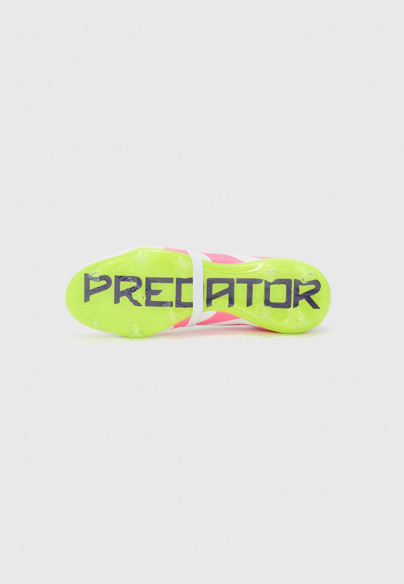 Botín de fútbol con una suela de un brillante color amarillo neón, parte superior rosa y acentos blancos. "PREDATOR" impreso en negrita en la suela. Texturizado para un mejor agarre.