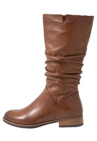 Botte haute en cuir marron à effet froissé, bout rond et finition texturée. Dotée d'un talon empilé et de détails de couture subtils.