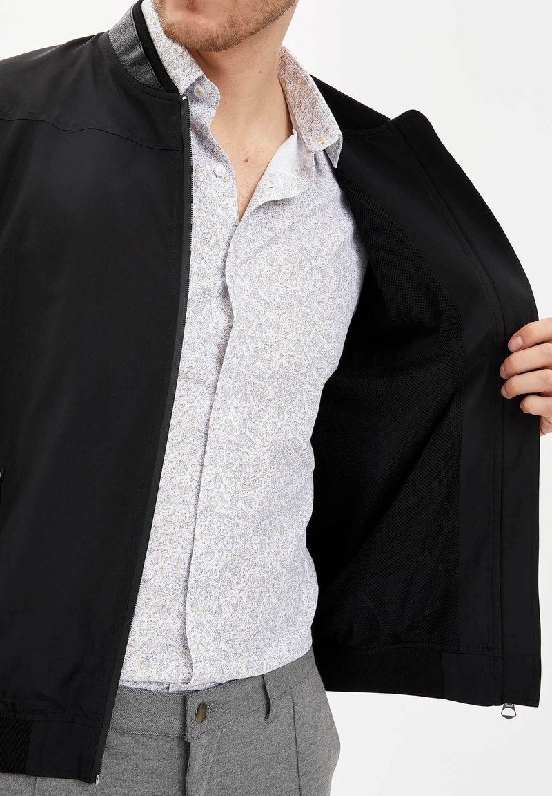 Herren Leichte Jacken | DeFacto SLIM FIT Bomberjacke black/schwarz - XE79474 Herren Leichte Jacken | DeFacto SLIM FIT Bomberjacke black/schwarz - XE79474