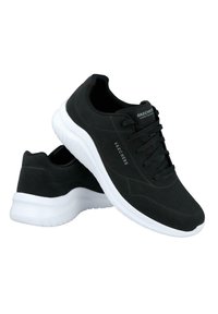 Zapatillas negras con un upper liso, punta redondeada y suela blanca. Presentan un diseño con cordones y la marca "SKECHERS" en el lateral.