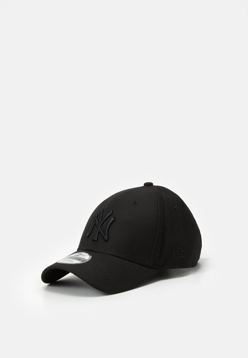 Casquette de baseball noire en tissu texturé, avec un logo noir en relief à l'avant et une visière incurvée. Sangle arrière ajustable.